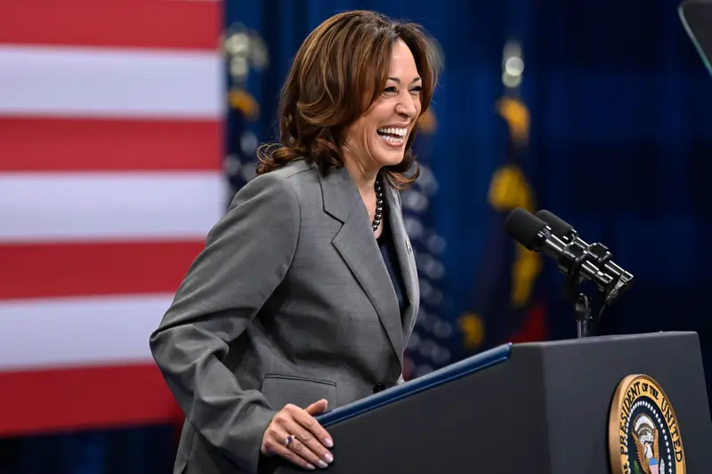 Kamala Harris sorridente a un comizio 2024, fonte Forbes